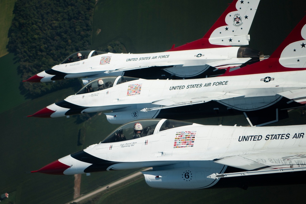 Thunderbirds rock Airshow London