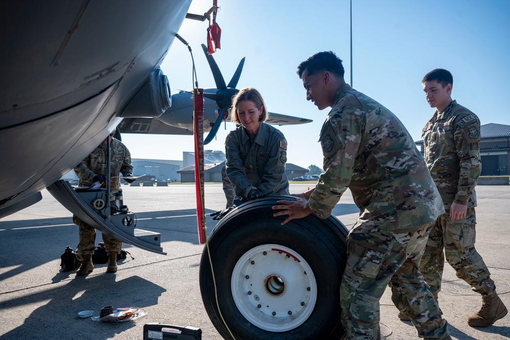 Col. Ochoa learns from 19 AMXS Airmen