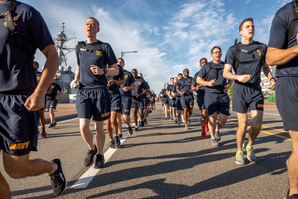 USS Ronald Reagan (CVN 76) participate in a joint physical training event