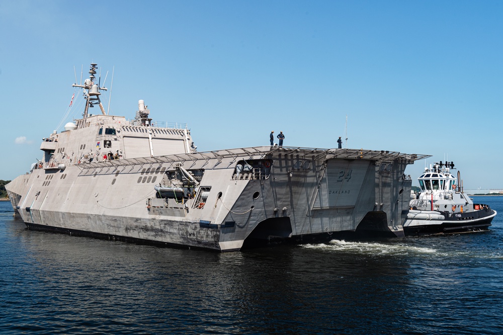 USS Oakland Arrives at CFAY