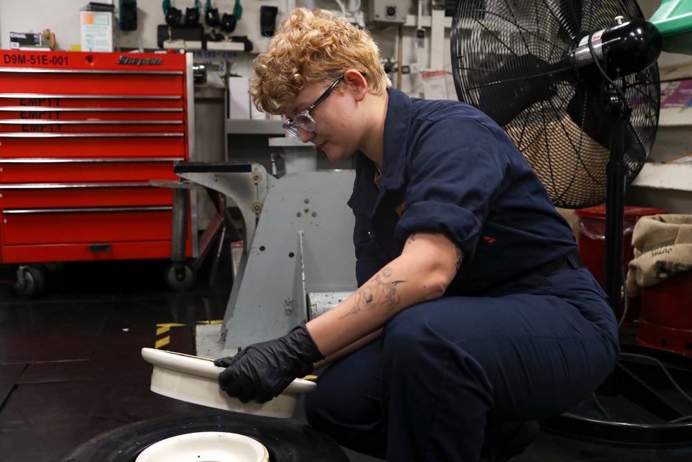 Abraham Lincoln Sailor Builds a Tire
