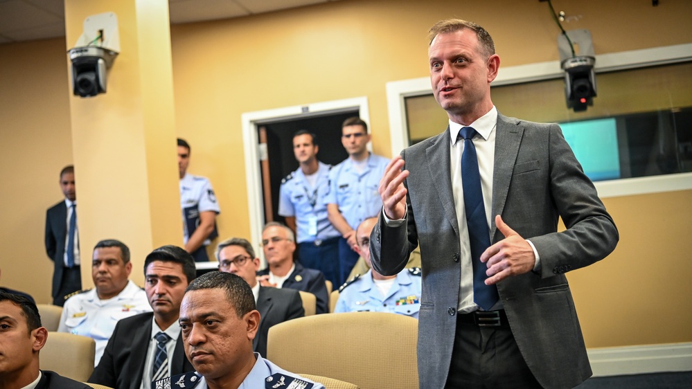 Brazilian Escola Superior de Defesa students visit the IADC
