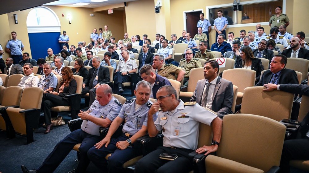 Brazilian Escola Superior de Defesa students visit the IADC