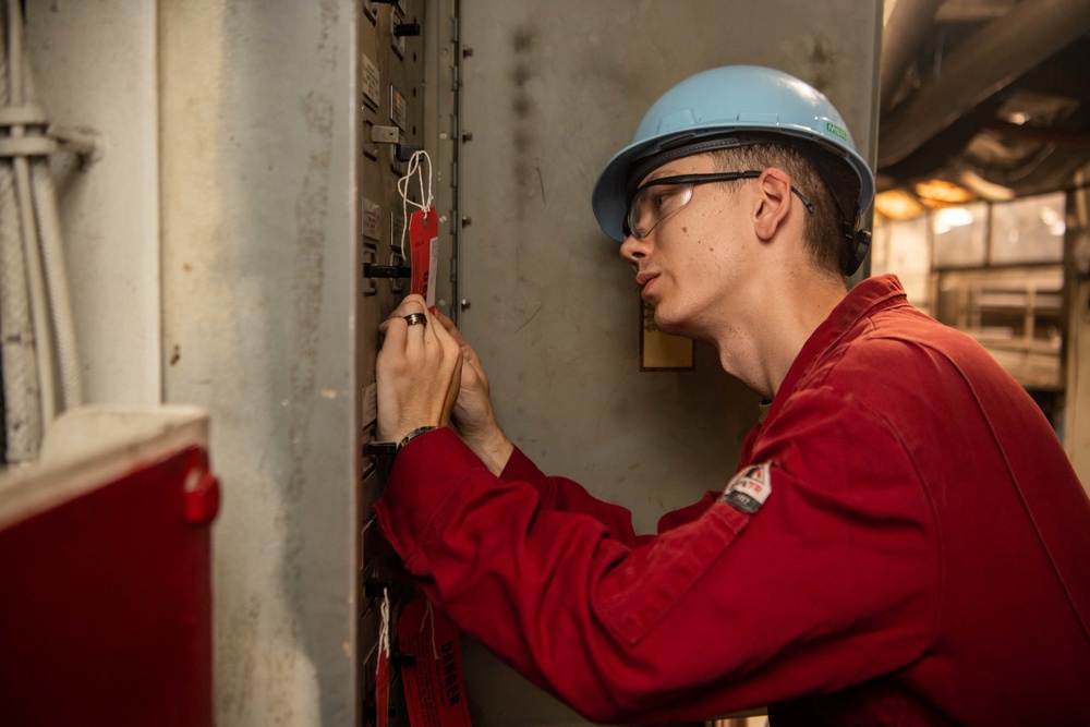 USS Carl Vinson Sailor Conducts Tag-out