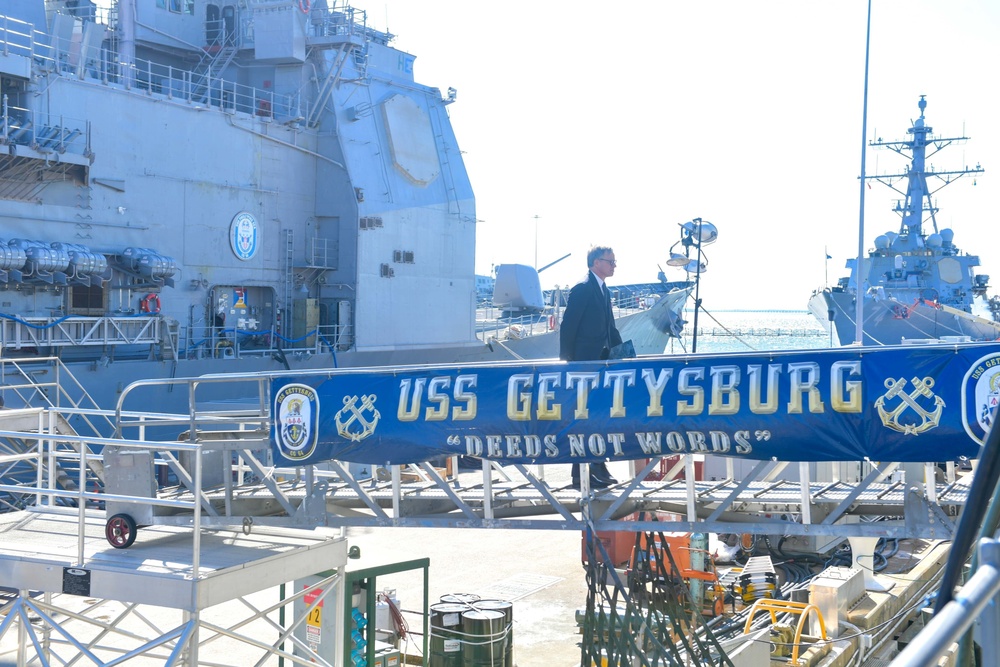DV visit to USS Gettysburg