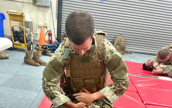 Maritime Expeditionary Security Group (MESG) 1 Training Evaluation Unit instructs combative and detainee handling