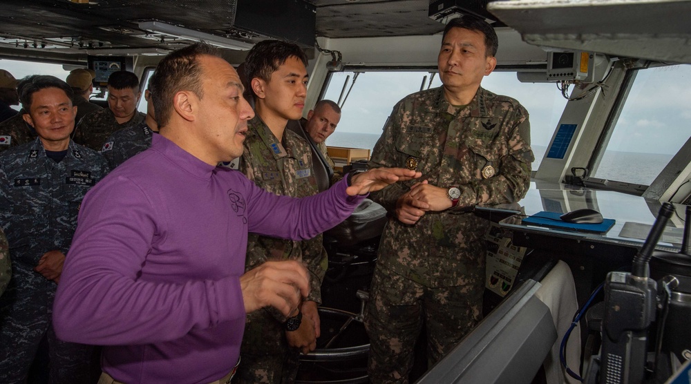 USS Ronald Reagan (CVN 76) hosts ROK Chairman of the Joint Chiefs of Staff and USFK