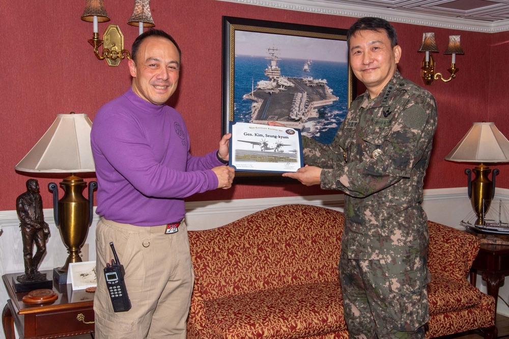 USS Ronald Reagan (CVN 76) hosts ROK Chairman of the Joint Chiefs of Staff and USFK