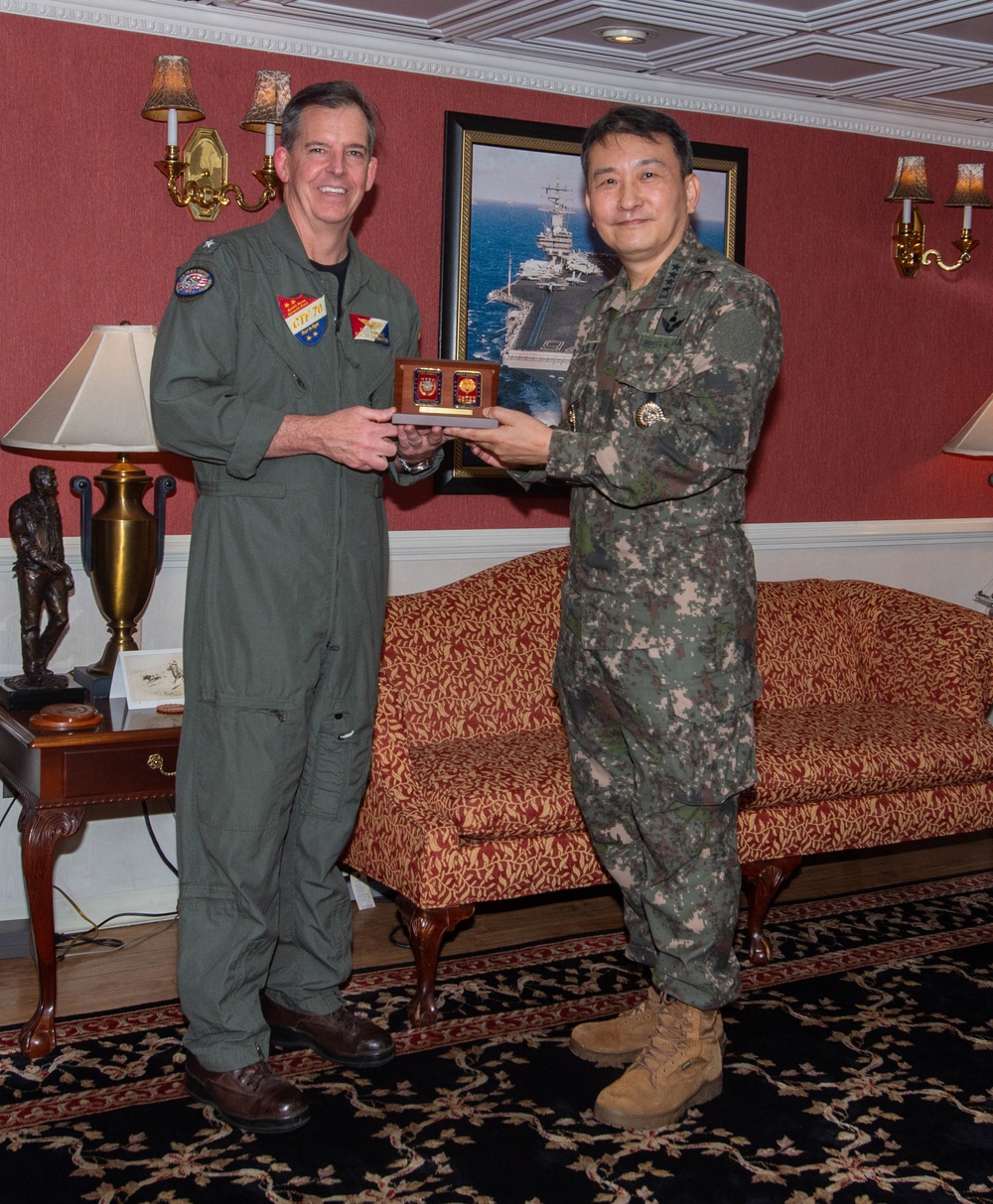 USS Ronald Reagan (CVN 76) hosts ROK Chairman of the Joint Chiefs of Staff and USFK