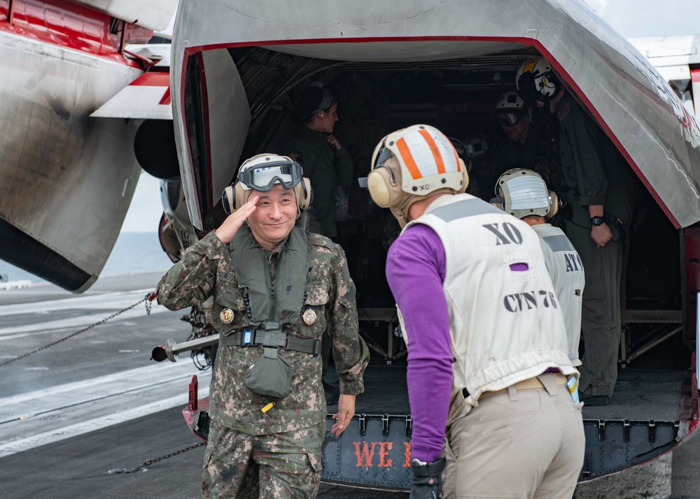 USS Ronald Reagan (CVN 76) hosts ROK Chairman of the Joint Chiefs of Staff and USFK