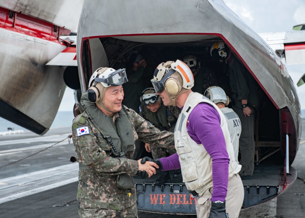 USS Ronald Reagan (CVN 76) hosts ROK Chairman of the Joint Chiefs of Staff and USFK