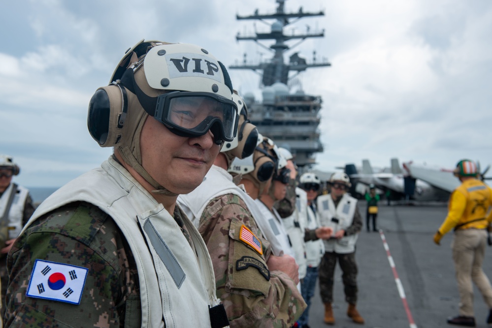 USS Ronald Reagan (CVN 76) hosts ROK Chairman of the Joint Chiefs of Staff and USFK