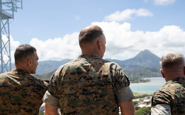 Maj. Gen. Austin visits MCBH