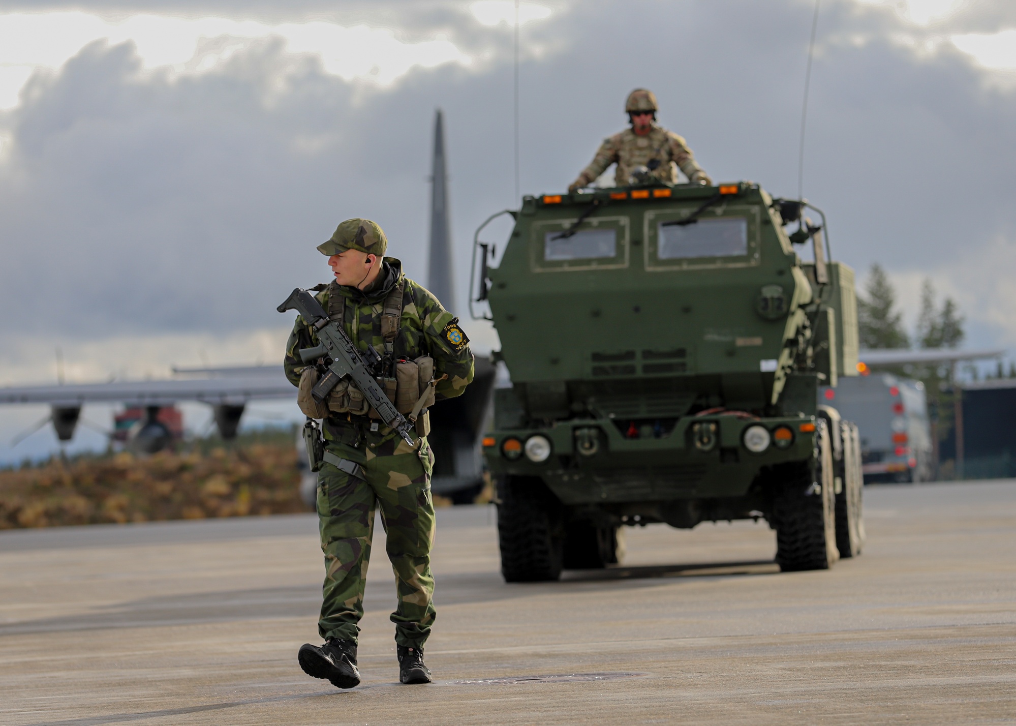 ミリタリー Walking U.S Army Sergeant U.S Army Sgt. Brenden Richards monitors the area while
