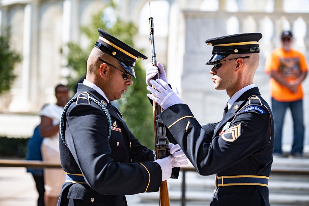 Office of the Provost Marshal General Conduct a Public Wreath-Laying Ceremony at the Tomb of the Unknown Soldier