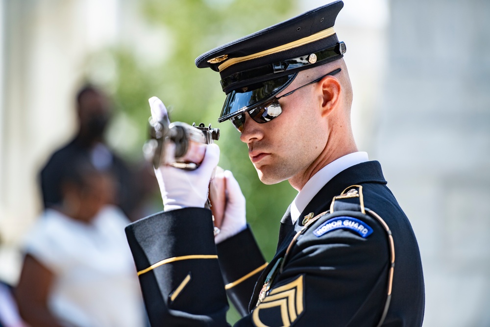 Office of the Provost Marshal General Conduct a Public Wreath-Laying Ceremony at the Tomb of the Unknown Soldier