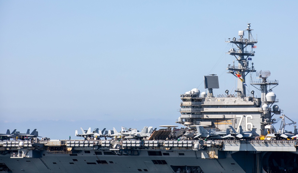 USS Ronald Reagan Steams in Formation with US and Republic of Korea Ships during MCSOFEX