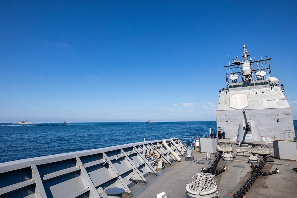 USS Chancellorsville Steams in Formation with US and Republic of Korea Ships during MCSOFEX