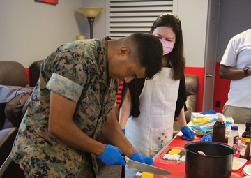 UNFAMILIAR LAND?  NO PROBLEM!  MARINES LEARN JAPANESE CULTURE THROUGH FOOD / 不慣れな土地？ 問題なし！ 食文化から学ぶ海兵隊員