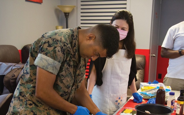 UNFAMILIAR LAND?  NO PROBLEM!  MARINES LEARN JAPANESE CULTURE THROUGH FOOD / 不慣れな土地？ 問題なし！ 食文化から学ぶ海兵隊員