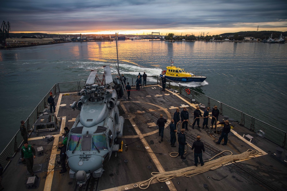 USS Paul Ignatius (DDG 117) Departs Gdynia, Poland