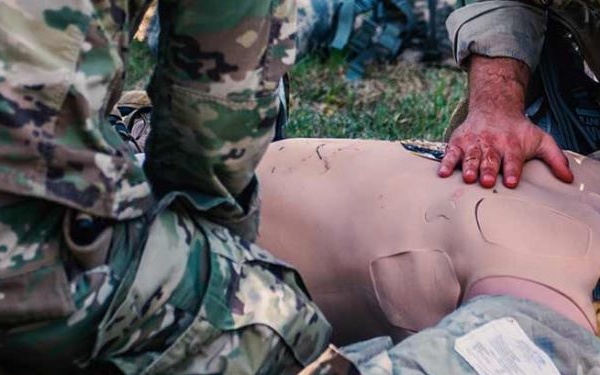 Soldiers Train with Simulated Medical Device