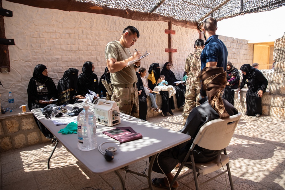 Coalition medical team instructs partner forces in best medical practices