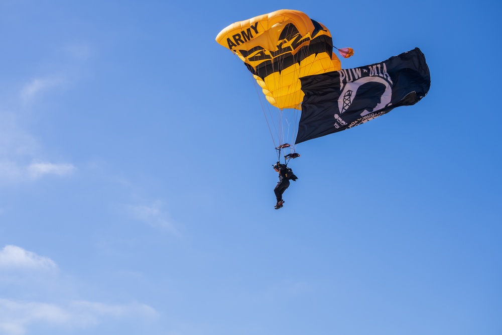 The U.S. Army Parachute Team dazzles at Pacific Airshow