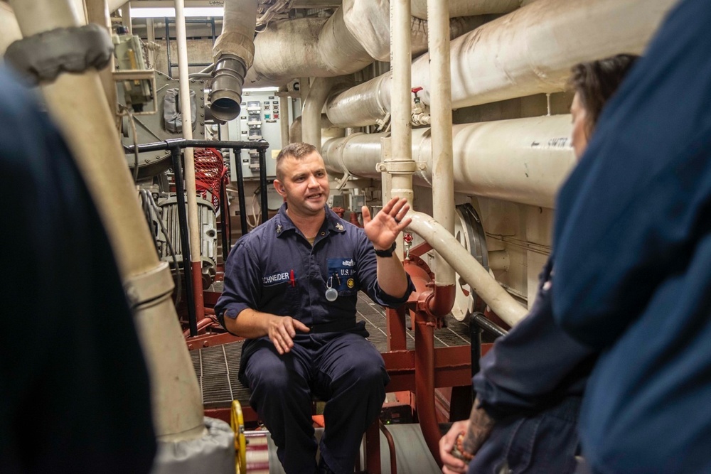 U.S. Sailor Provides Training