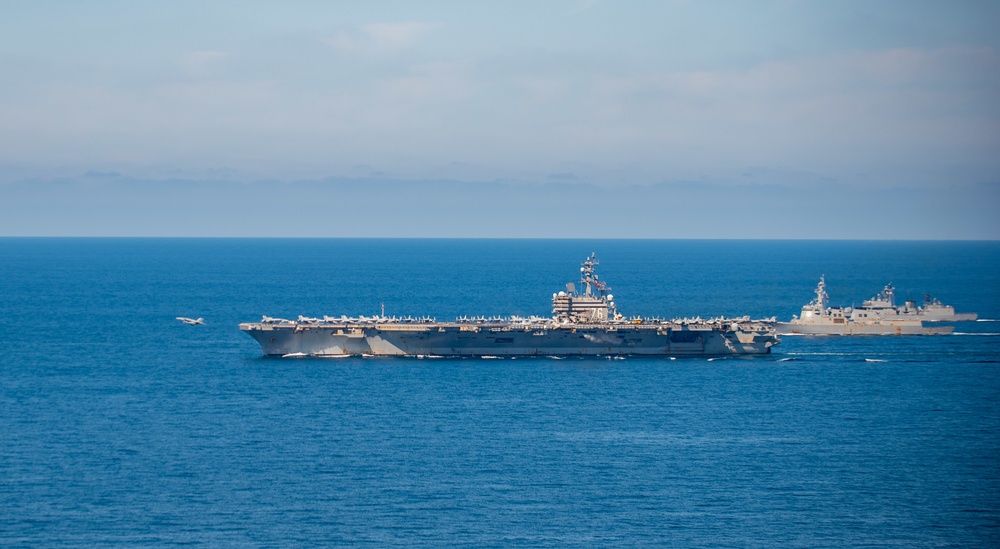 US Navy and Republic of Korea Navy ships steam in formation during Maritime Counter Special Operations Exercise (MCSOFEX)