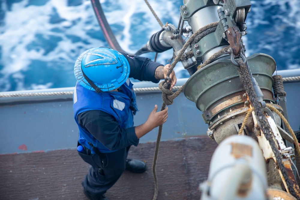 USS Farragut (DDG 99) Performs Replenishment-at-Sea