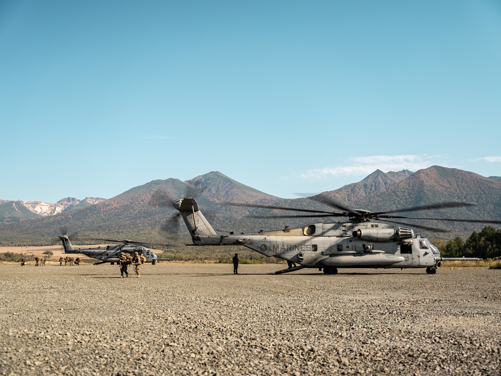 Resolute Dragon 22 | III MEF Marines insert into Kamifurano Maneuver Area