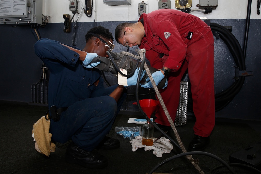 Abraham Lincoln Sailors conduct maintenance