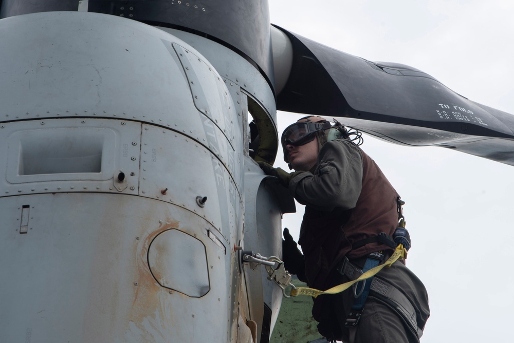 VMM-262 (Reinforced) Flies From USS Tripoli (LHA 7)