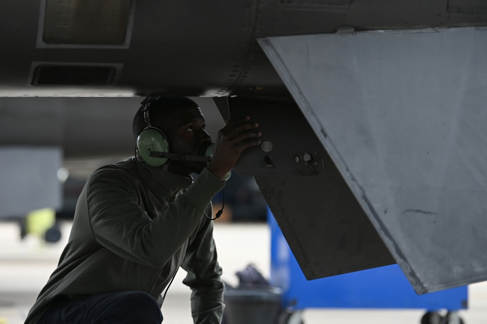 169th Fighter Wing F-16 fighter jets evacuate ahead of Hurricane Ian landfall