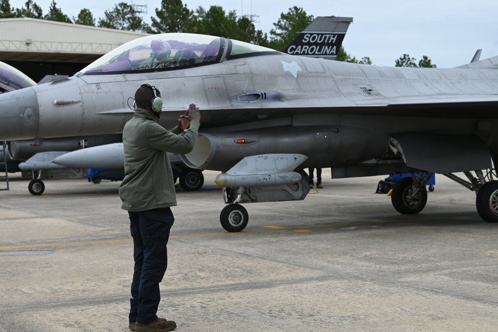 169th Fighter Wing F-16 fighter jets evacuate ahead of Hurricane Ian landfall