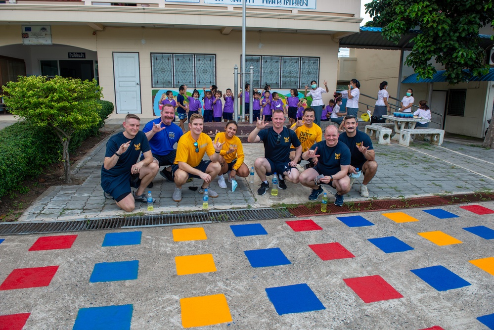 VP-8 Sailors Pose For a Photo During Volunteer Event