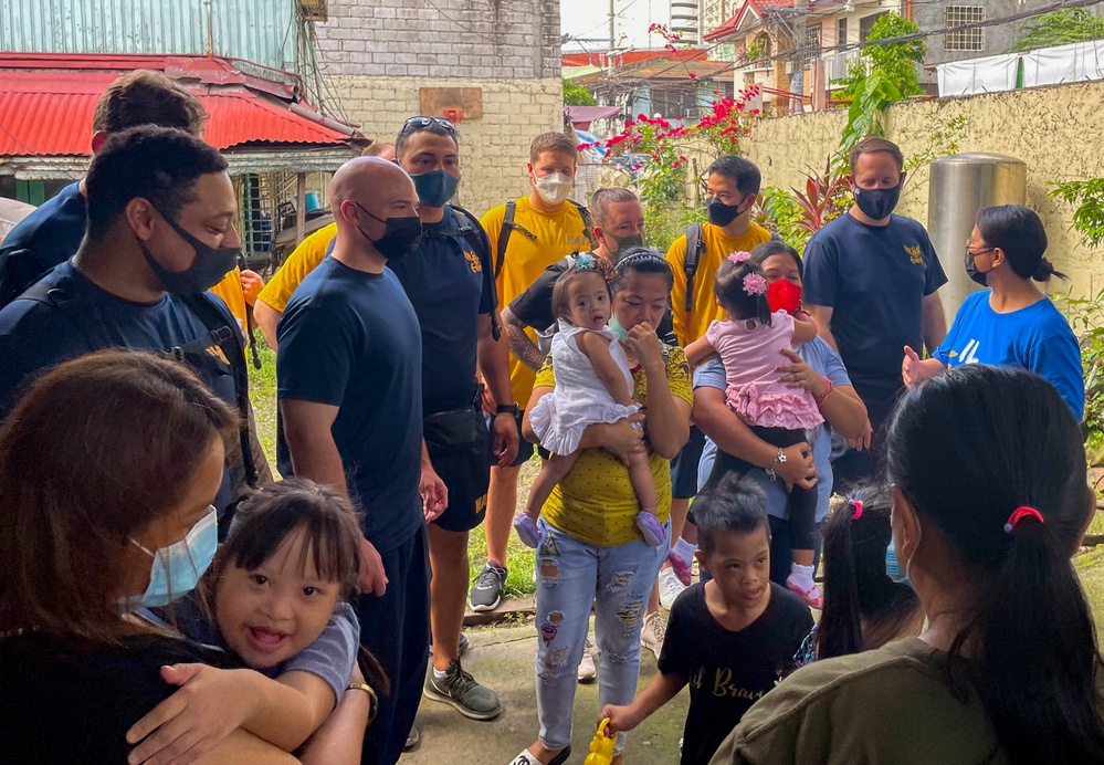 Higgins Sailors Participate in Community Relations Event in Manila