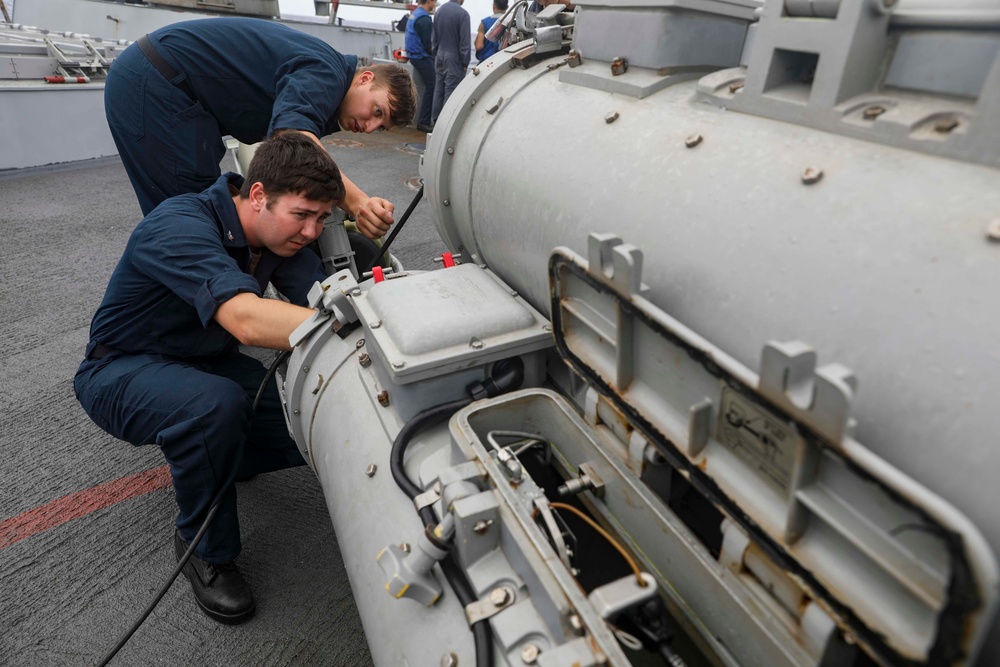 Sailors Perform Maintenance on SVTT Aboard USS Higgins
