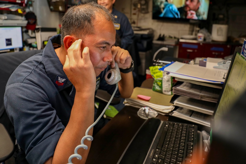 Sailors Conduct Financial Close Outs Aboard USS Higgins