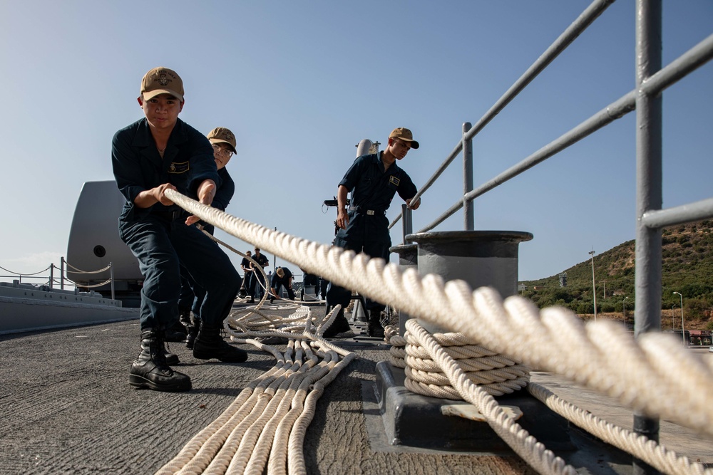 USS Leyte Gulf (CG 55) Departs Souda Bay, Greece