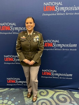 Big Red One Soldier Receives LATINA Style Award