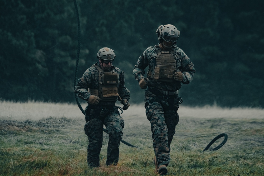 HRST Masters Course Teaches 26th MEU Marines the Ropes