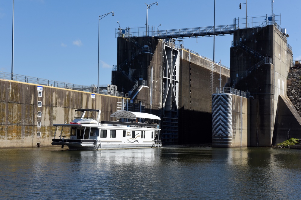 Groups navigate Fort Loudoun Lock to learn locking process