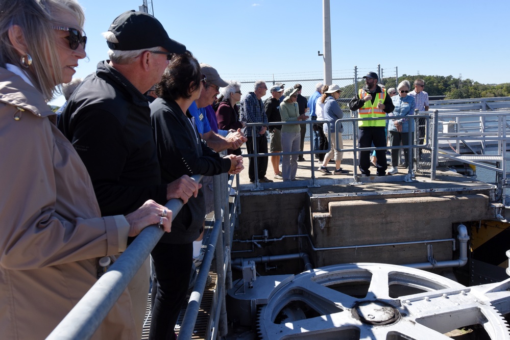 Groups navigate Fort Loudoun Lock to learn locking process