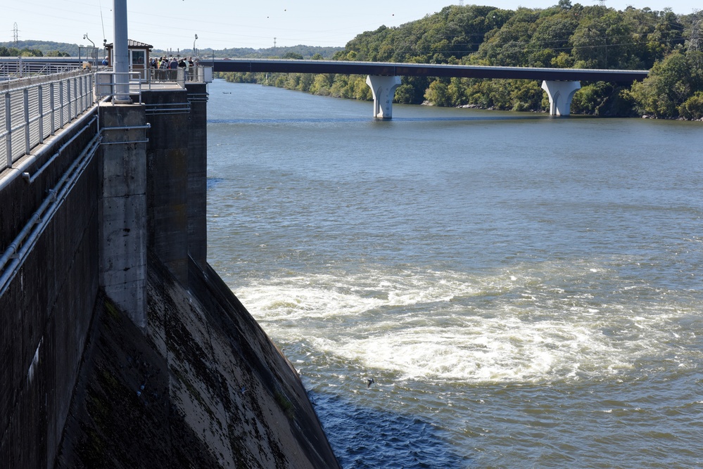 Groups navigate Fort Loudoun Lock to learn locking process