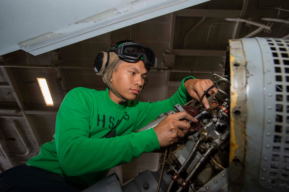 Sailor Removes Tail Rotor Servo