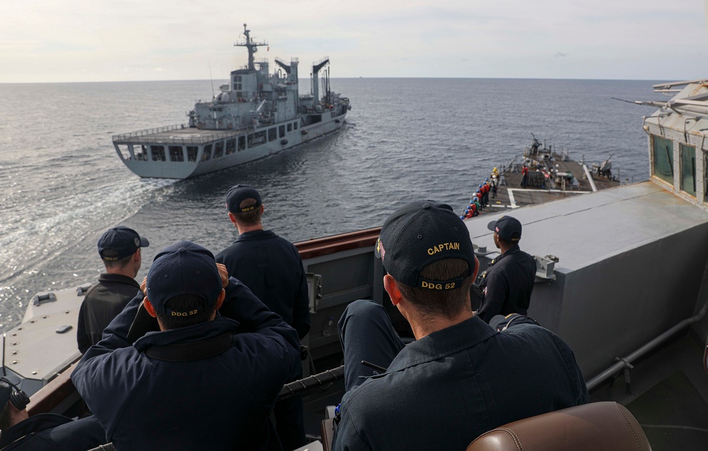 USS Barry (DDG 52) Conducts Replenishment-at-Sea with Republic of Korea Navy