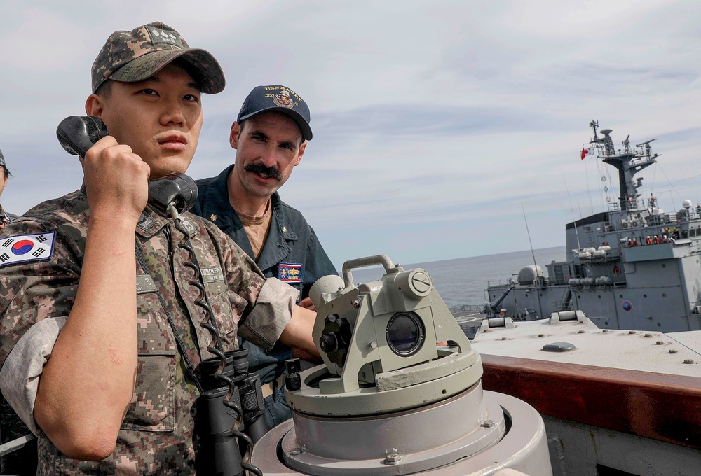 USS Barry (DDG 52) Conducts Replenishment-at-Sea with Republic of Korea Navy