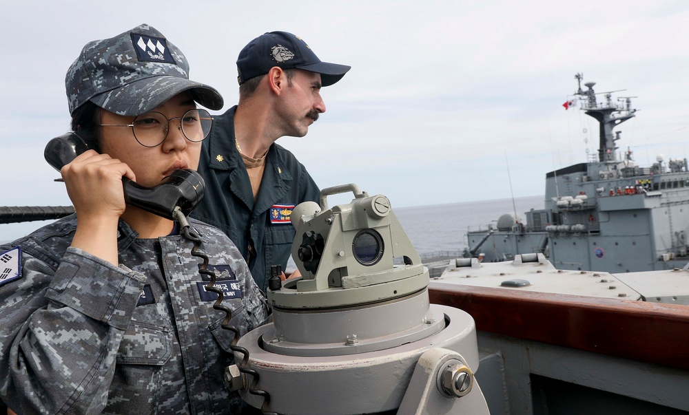 USS Barry (DDG 52) Conducts Replenishment-at-Sea with Republic of Korea Navy